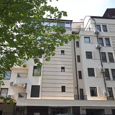 アパート Flora 1