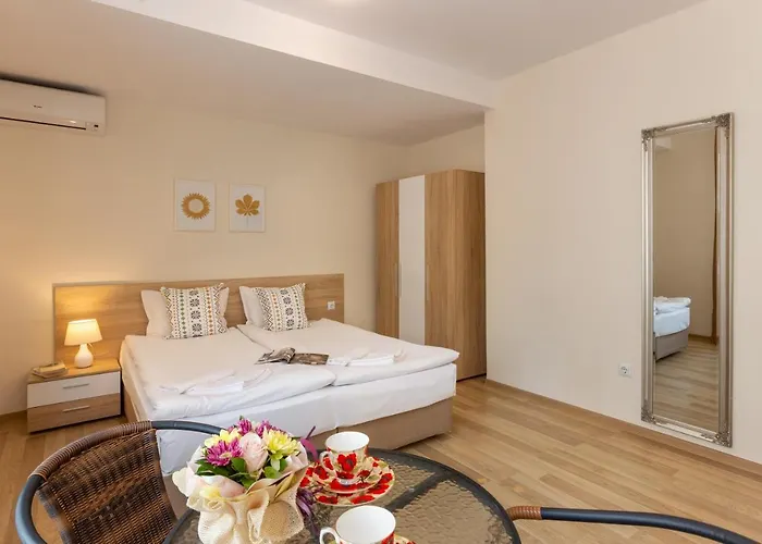 Апартамент Flora 1 *